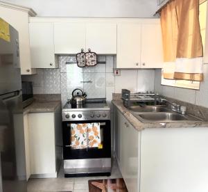 une cuisine avec une cuisinière et un évier dans l'établissement JIREH'S PLACE, à St Mary