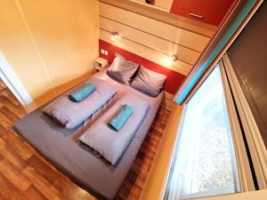 an overhead view of a small bedroom with two beds at Voll klimatisiertes Mobile Home mit Wi-Fi am Europa-Park in Boofzheim
