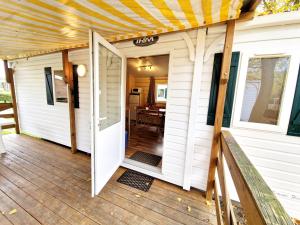a front porch of a house with an open door at Voll klimatisiertes Mobile Home mit Wi-Fi am Europa-Park in Boofzheim