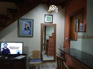 a room with a counter and a table with a chair at Chalé da Ana in Santo Antônio do Pinhal