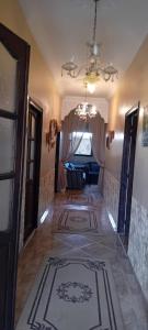 pasillo con sala de estar con sofá y ventana en Dar Fouzia, en Bothmat 7 fotos más