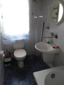 ein Badezimmer mit Toilette und Waschbecken in der Unterkunft ادفو 35سرير ثلاثي in Alexandria