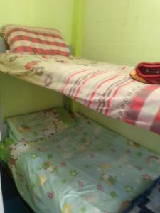 2 Etagenbetten in einem Zimmer mit einer Decke in der Unterkunft ادفو 35سرير ثلاثي in Alexandria + 5 Fotos