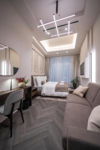 ブダペストにあるDamas Suites Budapestのベッドとソファのあるリビングルーム