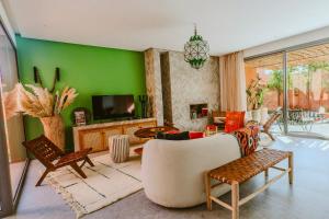 Televiisor ja/või meelelahutuskeskus majutusasutuses Villa - Piscine chauffée sur demande et gouvernante