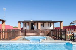 Hồ bơi trong/gần Bungalow Mis Niñas 1 +26 ảnh