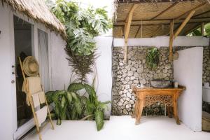 una camera con tavolo e parete in pietra di Joy Canggu a Canggu