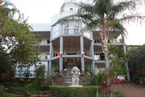 a building with a statue in front of it at Villa-Candilabra Guesthouse in Komatipoort