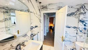 a bathroom with a sink and a mirror at Isleworth House London by Smart Corporate Stays in London +64 photos