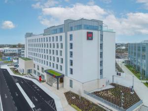 un edificio bianco con un cartello rosso sul lato di Radisson RED Galway a Galway