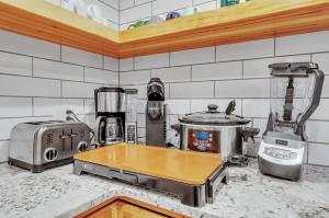 Fitness centrum a/nebo fitness zařízení v ubytování Renovated Ski In Out Condo King Bed Patio Grill + 41 fotografií