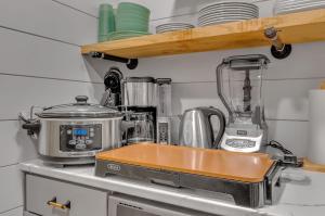 - un comptoir de cuisine avec une planche de coupe en haut dans l'établissement Renovated Ski In Out Condo King Bed Patio Grill, à Ellicottville 33 autres photos