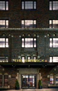 ニューヨークにあるThe Renwickの看板が貼られたレンガ造り