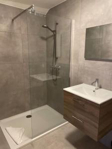 Koupelna v ubytování Valley View 3 Atmospheric 5 person holiday home near Valkenburg + 19 fotografií