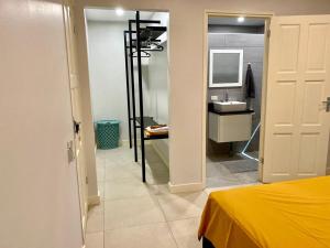 Postel nebo postele na pokoji v ubytování MGM Apartments Paramaribo