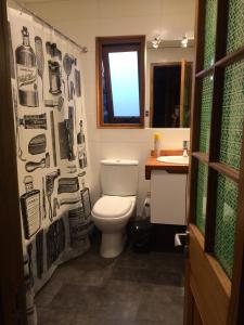 a bathroom with a toilet and a sink at Casona Artilleria in Valparaíso