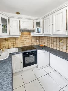 Kuchyň nebo kuchyňský kout v ubytování Maison lumineuse, jardin et Wi-Fi gratuit + 64 fotografií