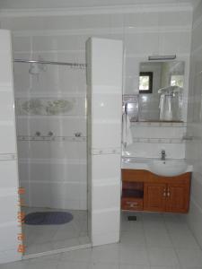 Een badkamer bij Lambada Holiday Resort Mombasa