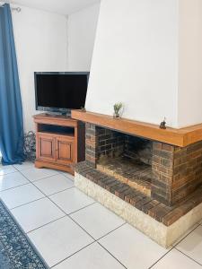 TV a/nebo společenská místnost v ubytování Maison lumineuse, jardin et Wi-Fi gratuit