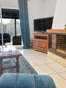 TV a/nebo společenská místnost v ubytování Maison lumineuse, jardin et Wi-Fi gratuit