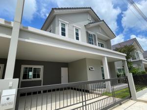 una casa bianca con una recinzione davanti di Ruby House a Ban Pa Khlok