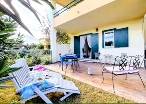 patio con sedie e tavolo blu di Villa Colombo 100m from the beach a Costa Rei