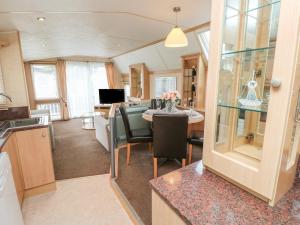 une cuisine et un salon avec une table et des chaises dans l'établissement Seasalt Haven, à Chichester