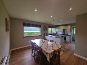 Η κουζίνα ή μικρή κουζίνα στο Inveruglas Farm Cottage +1 φωτογραφίες