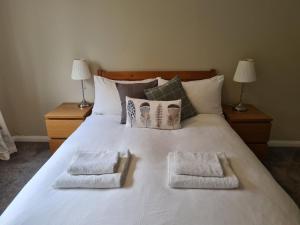 En eller flere senge i et værelse på Inveruglas Farm Cottage