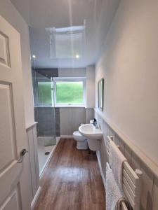 Ένα μπάνιο στο Inveruglas Farm Cottage