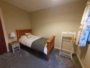 Ένα ή περισσότερα κρεβάτια σε δωμάτιο στο Inveruglas Farm Cottage