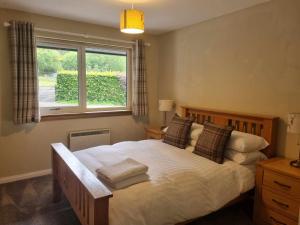 En eller flere senge i et værelse på Inveruglas Farm Cottage