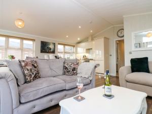 a living room with a couch and a table with a wine glass at Finnbars Lodge in Richmond