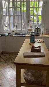 una cucina con tavolo da taglio su un bancone di Casa San Isidro a San Isidro Altre 6 foto