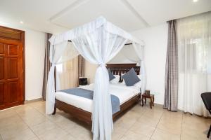 Postel nebo postele na pokoji v ubytování Harry's Kisumu Oasis