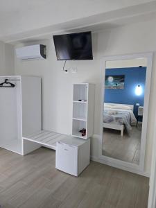- une chambre avec un miroir et un lit dans l'établissement Vento di Mare, à Trapani