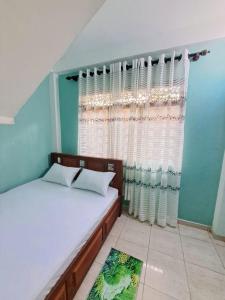 una camera da letto con un letto grande e una finestra di Monara Villa a Hikkaduwa