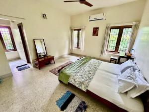 Postel nebo postele na pokoji v ubytování Mango Tree Villa