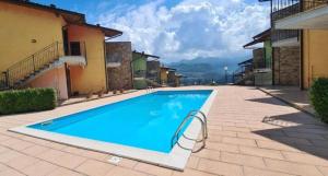 Bazén v ubytovaní Residenza Coccinelle vista Lago d'Iseo alebo v jeho blízkosti