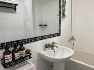 Koupelna v ubytování Raum Stay #sillim stn 2min #airport bus 1min #gangnamhongdae 20min #yeouido10min #longtermstay dc #healingproperty + 7 fotografií