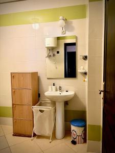 タンジェにあるWellness Homeの洗面台と鏡のあるバスルーム +6枚の写真