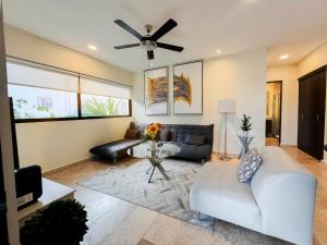 Posezení v ubytování Stylish 2Bed,2Bath-Condo Near Beach - 6 Guests