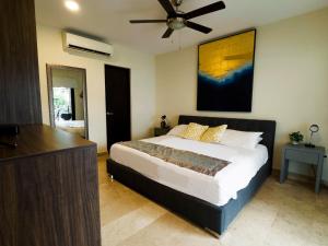 Postel nebo postele na pokoji v ubytování Stylish 2Bed,2Bath-Condo Near Beach - 6 Guests