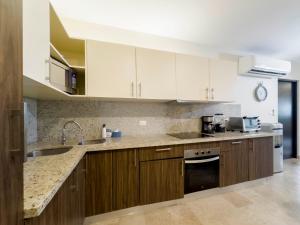 Kuchyň nebo kuchyňský kout v ubytování Stylish 2Bed,2Bath-Condo Near Beach - 6 Guests + 20 fotografií