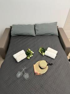 a bed with a straw hat and glasses and a hat and glasses at Ciuri Ciuri in Castellammare del Golfo