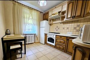 eine kleine Küche mit einem weißen Kühlschrank und einer Spüle in der Unterkunft 1 комнатня квартира на ул Яскрва 7, клиника Рохманова, , пр Слобожанский, 6 городская клиника in Nizhnedneprovsk