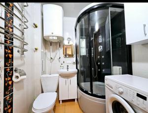 ein kleines Badezimmer mit Toilette und Waschbecken in der Unterkunft 1 комнатня квартира на ул Яскрва 7, клиника Рохманова, , пр Слобожанский, 6 городская клиника in Nizhnedneprovsk