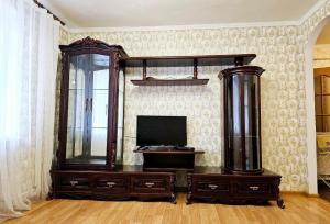 ein Wohnzimmer mit einem großen Spiegel und einem TV in der Unterkunft 1 комнатня квартира на ул Яскрва 7, клиника Рохманова, , пр Слобожанский, 6 городская клиника in Nizhnedneprovsk