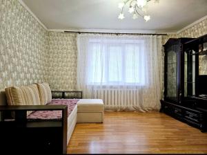ein Wohnzimmer mit einem Bett und einem Fenster in der Unterkunft 1 комнатня квартира на ул Яскрва 7, клиника Рохманова, , пр Слобожанский, 6 городская клиника in Nizhnedneprovsk + 2 Fotos