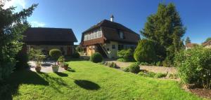 a house with a green lawn in front of it at Ferienwohnungen mit Charme im Grünen in Derendingen